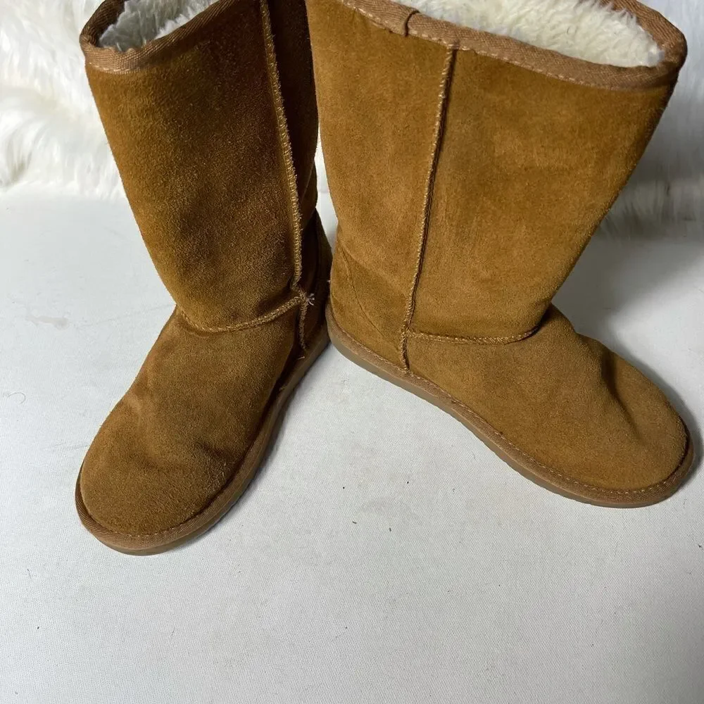 Kookaburra by UGG brown suede with sheepskin lining size 4